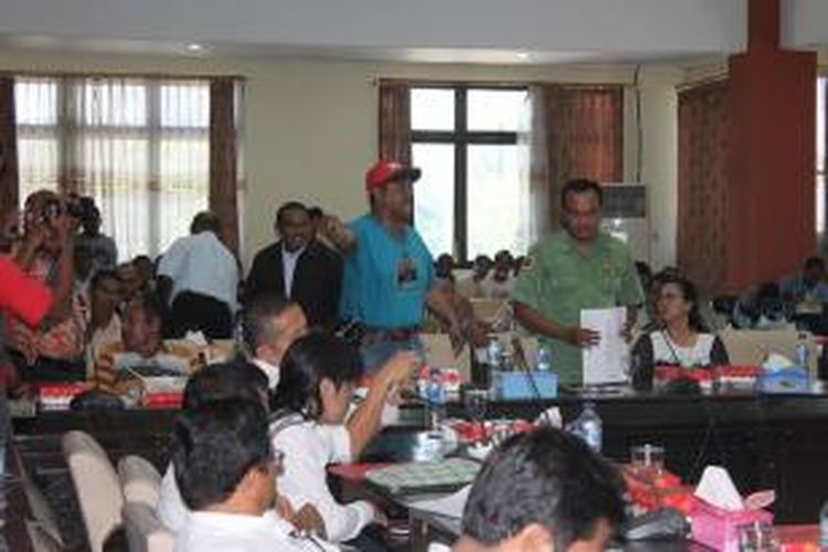 Dialog sejumlah warga Kota Kupang, Nusa Tenggara Timur, Senin (21/9/015), berakhir ricuh. Terlihat warga Kampung Solor, Kota Kupang, Abdul Muhamad Basaher (topi merah berkaos biru), sedang berbicara sambil menujuk pihak PLN yang membelakangi lensa.