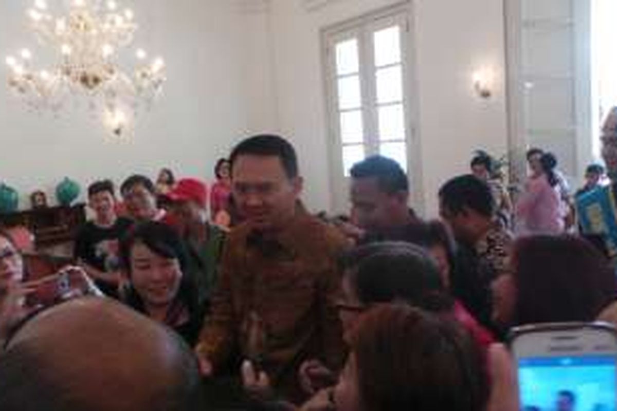Gubernur DKI Jakarta Basuki Tjahaja Purnama atau Ahok saat dikerubuti warga saat wisata Balai Kota, Sabtu (7/5/2016). 