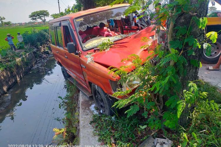 Mobil Toyota Kijang bernomor polisi A 1448 YT mengalami kecelakaan di Kabupaten Sragen, Jawa Tengah, satu orang tewas di lokasi.