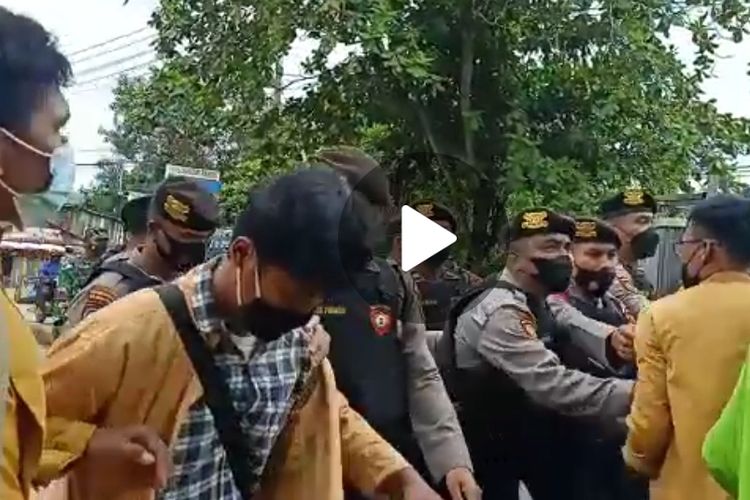 Aksi saling dorong antara aparat polisi dan mahasiswa saat pembubaran paksa demostrasi mahasiswa merespon kedatang Wakil Presiden Ma'ruf Amin di Samarinda, Kalimantan Timur, Selasa (2/11/2021). 
