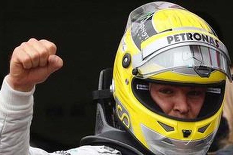 Pebalap Mercedes, Nico Rosberg, mengacungkan tinju, merayakan keberhasilannya mencatat waktu tercepat pada sesi kualifikasi Formula 1, GP Monaco, Sabtu (25/5/2013).