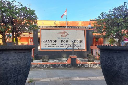 Warga Kediri Berjubel Antre Bantuan Sosial, Kantor Pos Lakukan Evaluasi