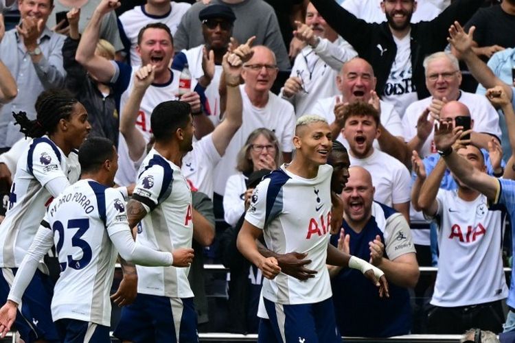 Penyerang Tottenham Hotspur Richarlison (tengah) merayakan gol keduanya pada laga Liga Inggris antara Tottenham Hotspur dan Burnley di Stadion Tottenham Hotspur di London, pada 16 Agustus 2025.