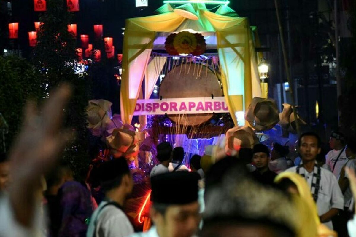 Berbagai elemen masyarakat muslim, mulai pelajar sampai warga dewasa di Purwakarta turun ke jalan melakukan pawai lampu petromak. Kemeriahan itu berlangsung  untuk menyambut datangnya bulan suci Ramadhan yang jatuh mulai Sabtu (27/5/2017). 