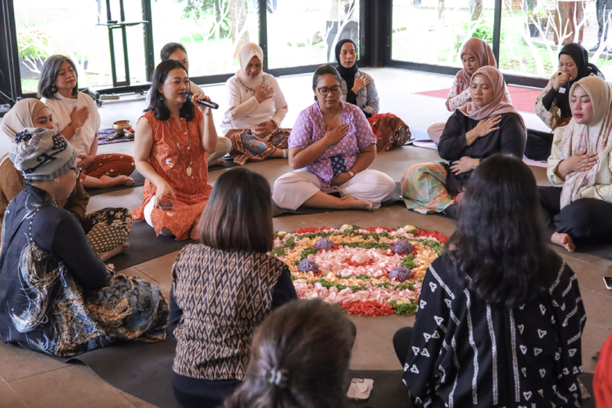 Kegiatan Lingkaran Ibu: A Mother’s Circle.