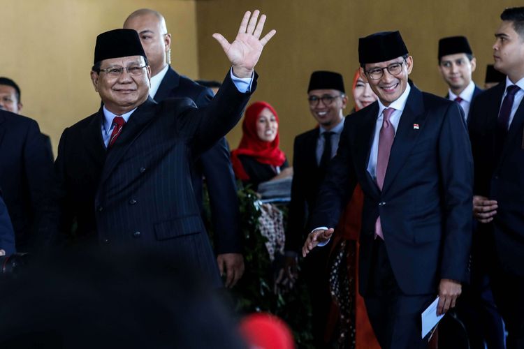 Prabowo Subianto dan Sandiaga Uno tiba sebelum acara  pelantikan presiden dan wakil presiden di Komplek Parlemen, Senayan, Jakarta, Minggu (20/10/2019)