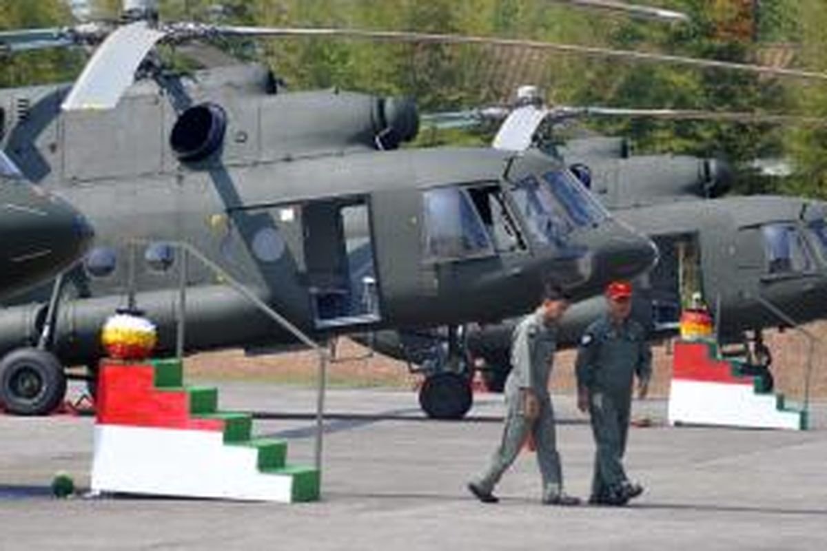 Enam unit helikopter Mi-17 V5 buatan Rusia diserahkan kepada Pemerintah Indonesia melalui Kementerian Pertahanan di Skadron 21/Sena, Pondok Cabe, Tangerang Selatan, Banten, Jumat (26/8/2011). Enam helikopter Mi-17 V5 tersebut merupakan helikopter angkut militer yang dapat mengangkut 36 personil atau beban seberat tiga ton, dan akan mengisi Skadron 31/Serbu Semarang. 