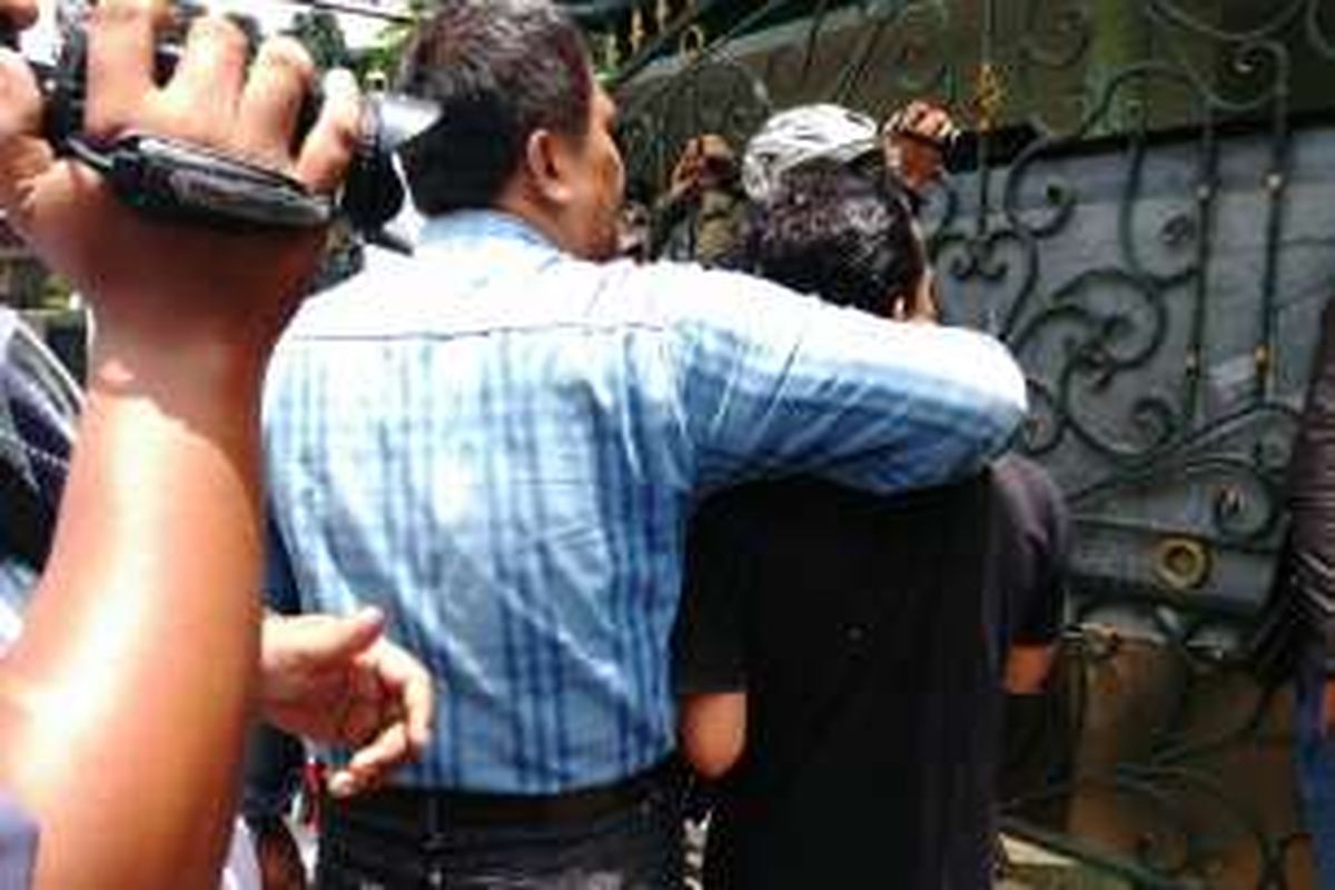 Polisi menggerebek rumah majikan korban penganiayaan yang berlokasi di Jalan Moncokerto III, RT 14 RW 13, Matraman, Jakarta Timur, Selasa (9/2/2016).