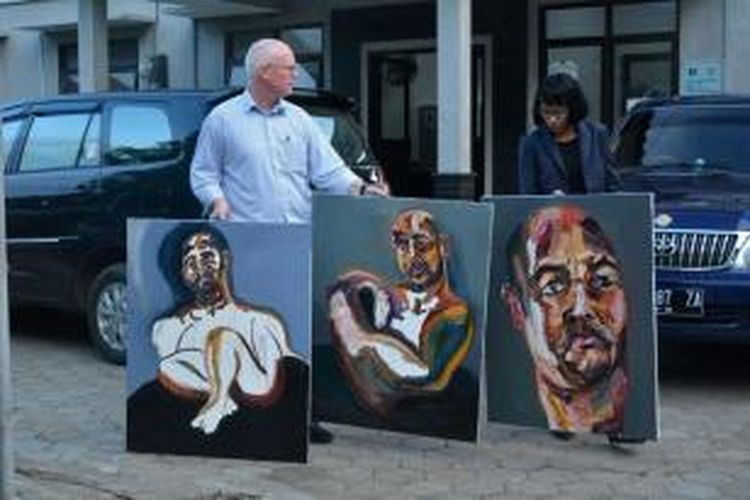 Tiga lukisan potret diri Myuran Sukumaran dibawa dari penjara Nusakambangan oleh kuasa hukum Julian McMahon.