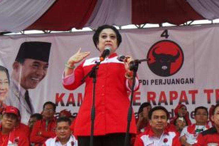 Ketua Umum DPP PDI-P Megawati Soekarnoputri saat menyampaikan orasi politiknya dalam kampanye terbuka di Lapangan BKB Palembang, Sumatera Selatan, Jumat (28/3/2014).