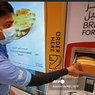 Di Dubai, Warga Miskin Bisa Ambil Roti Gratis Panas di Vending machine