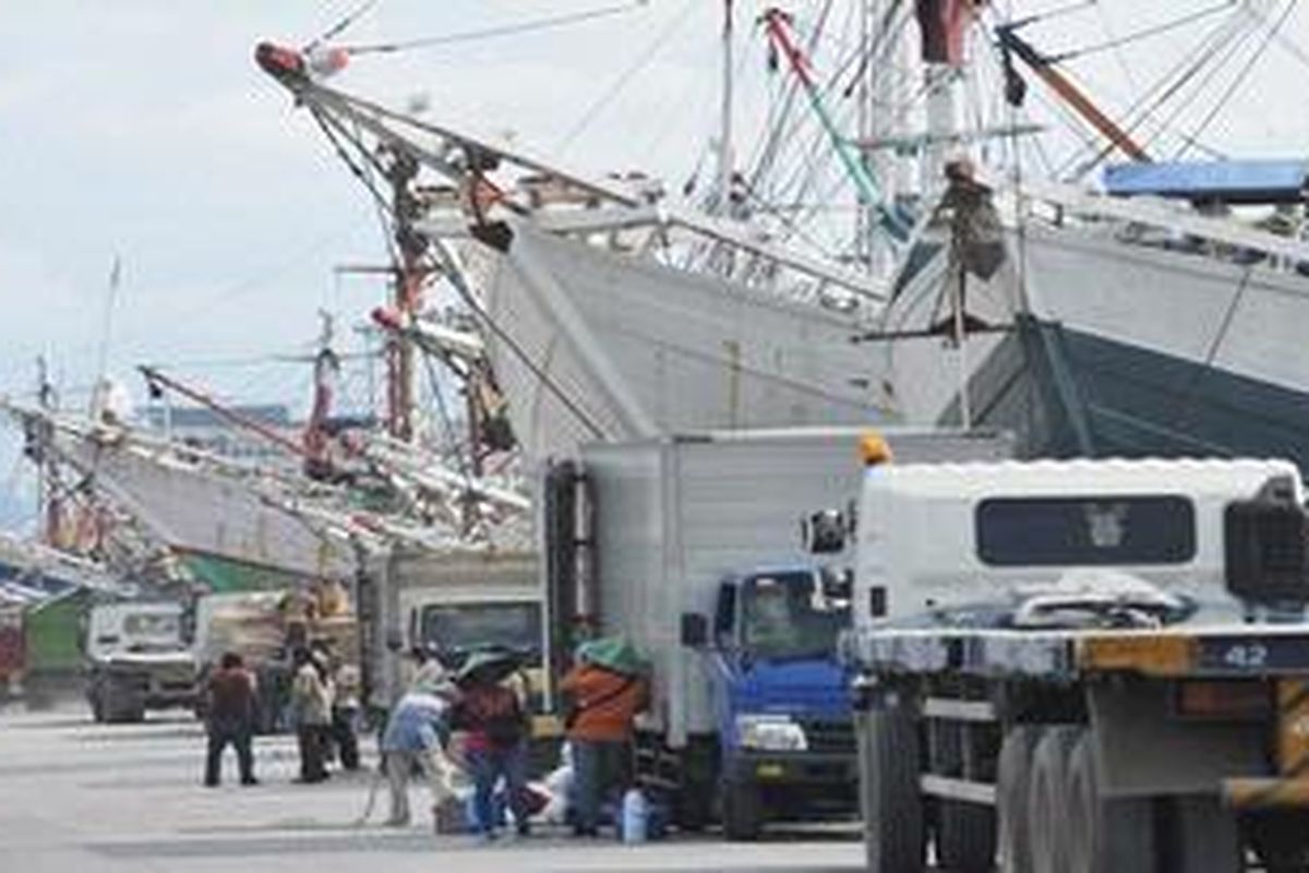 Kapal pengangkut barang bersandar di Pelabuhan Sunda Kelapa, Jakarta Utara, yang dikelola PT Pelabuhan Indonesia II, Rabu (21/12/2011).