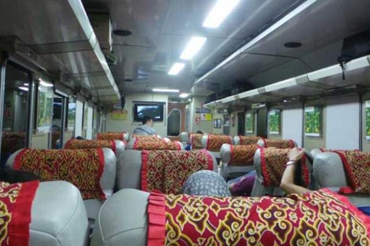 Interior gerbong kereta api eksekutif Tegal Bahari jurusan Jakarta-Tegal.