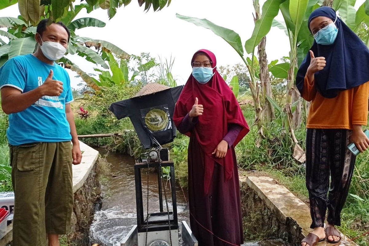 Tiga mahasiswa Unsoed yang membuat inovasi orang-orangan sawah.
