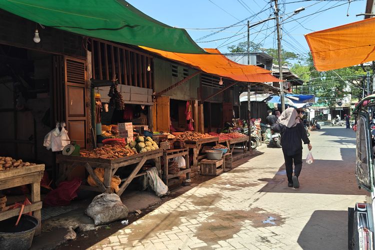Pembeli Pilih Belanja di Pinggir Jalan, Puluhan Kios di Pasar Kalimbu Makassar Mulai Terbengkalai