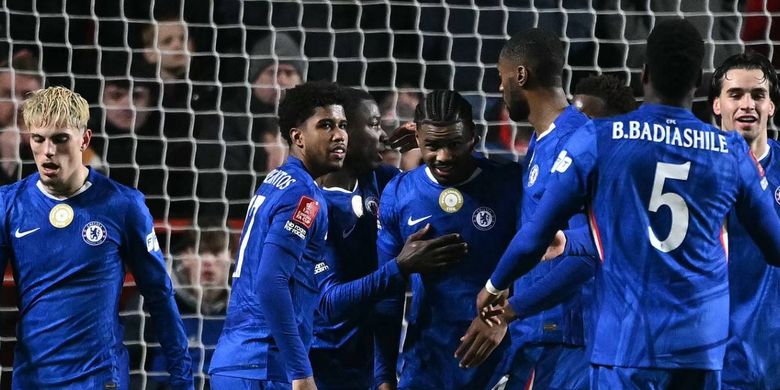 Jorrel Hato dikerumuni oleh rekan satu timnya setelah mencetak gol pembuka dalam pertandingan sepak bola putaran ketiga Piala FA Inggris antara Charlton Athletic dan Chelsea di The Valley di London pada 10 Januari 2026. (Foto oleh Ben STANSALL / AFP) 