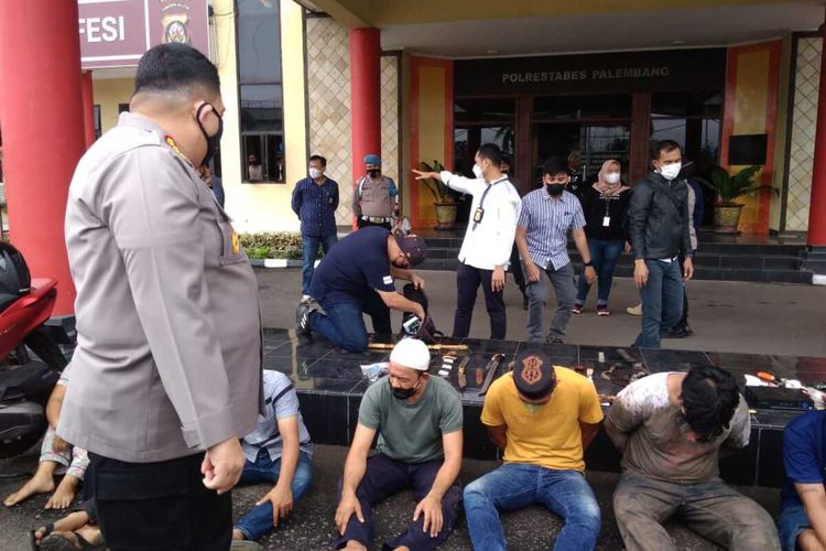 14 orang diamankan dalam operasi kampung narkoba yang berada di lorong Jambu, Kawasan Tangga Buntung, Palembang, Sumatera Selatan, Selasa (13/7/2021).