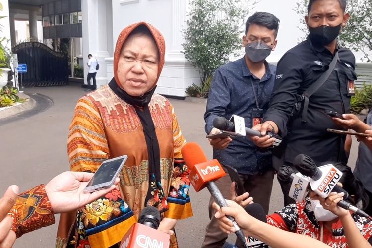 Menteri Sosial Tri Rismaharini memberikan keterangan kepada pers seusai mengikuti rapat terbatas di Istana Kepresidenan, Jakarta, Senin (29/8/2022).