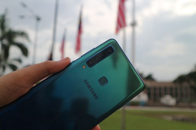 Tampilan empat kamera belakang Galaxy A9. Sensor utama 24 megapiksel, f/1.7, sensor kedua beresolusi 10 megapiksel, f/2.4 sebagai lensa telephoto, sensor ketiga memiliki resolusi 8 megapiksel, f/2.4 dengan lensa ultra-wide angle, kamera terakhir beresolusi 5 megapiksel, f/2.2 sebagai lensa depth.