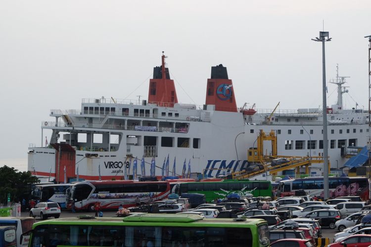 Kondisi Kendaraan Pemudik Yang Akan Menyeberang dari Pelabuhan Merak, Cilegon, Banten Menuju Pelabuhan Bakauheni, Lampung, Jumat (23/6/2017).