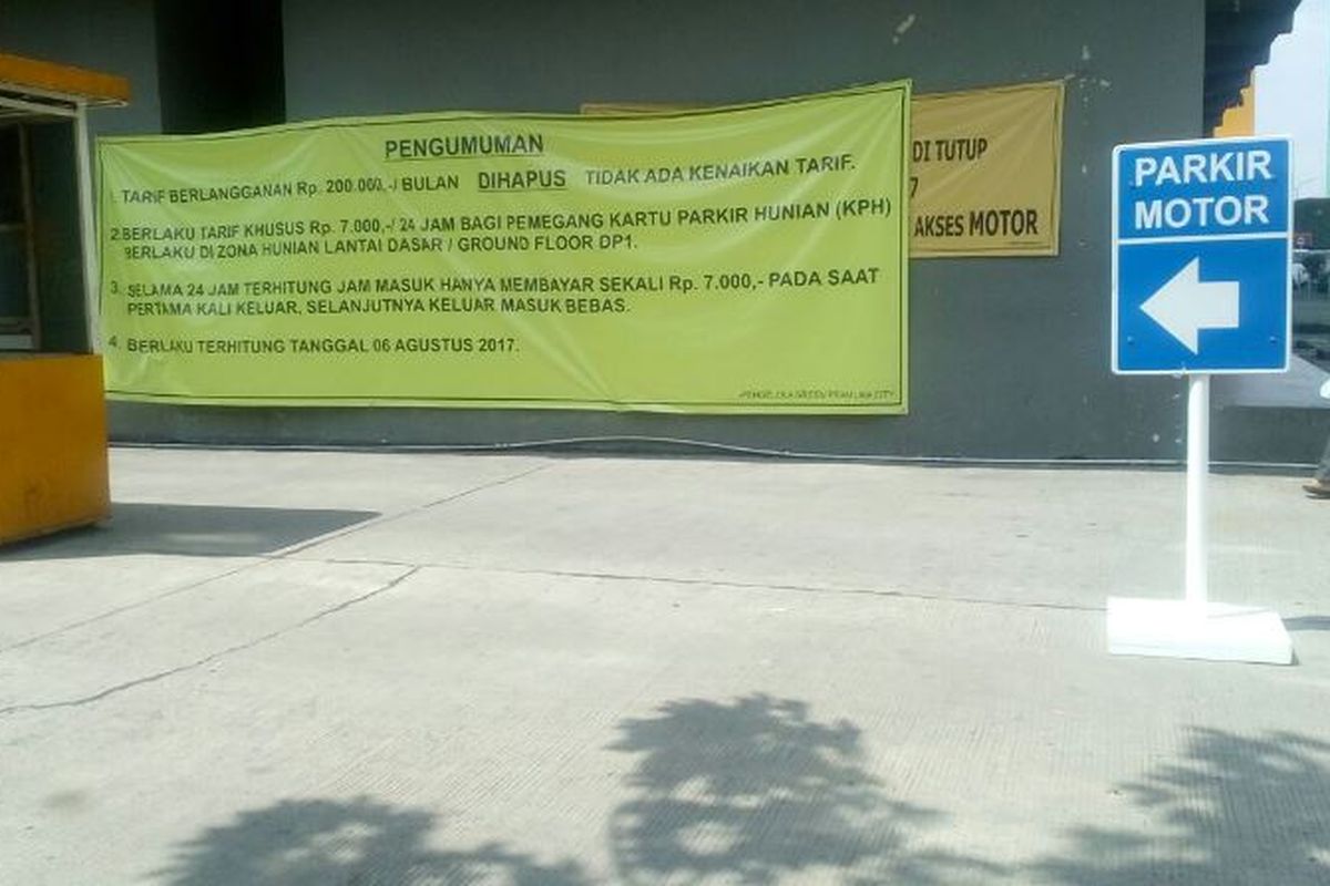 Sebuah banner ditempel di salah satu pintu keluar apartemen Grand Pramuka City yang menyebut tak ada tarif tambahan untuk parkir kendaraan penghuni.
