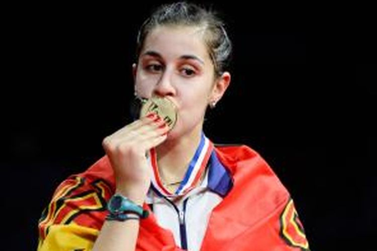 Pebulu tangkis Spanyol, Carolina Marin, mencium medali emas yang didapat setelah mengalahkan pemain Tiongkok, Li Xuerui, pada final Kejuaraan Dunia 2014 di Ballerup Super Arena, Kopenhagen, Denmark, Minggu (31/8/2014).