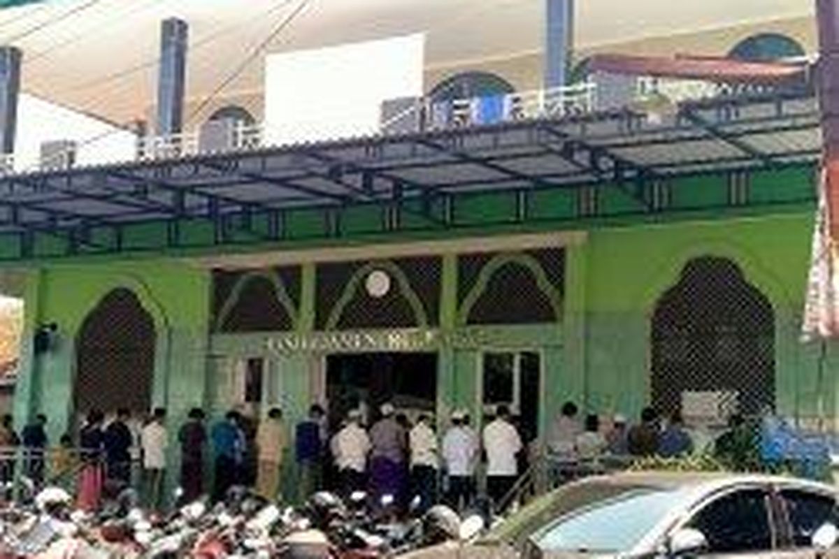 Suasana Masjid Jami Nurul Ikhwan, Ciputat Timur, Tangerang Selatan saat menggelat salat Jumat berjamaah di tengah PPKM Level 4, Jumat (30/7/2021). 