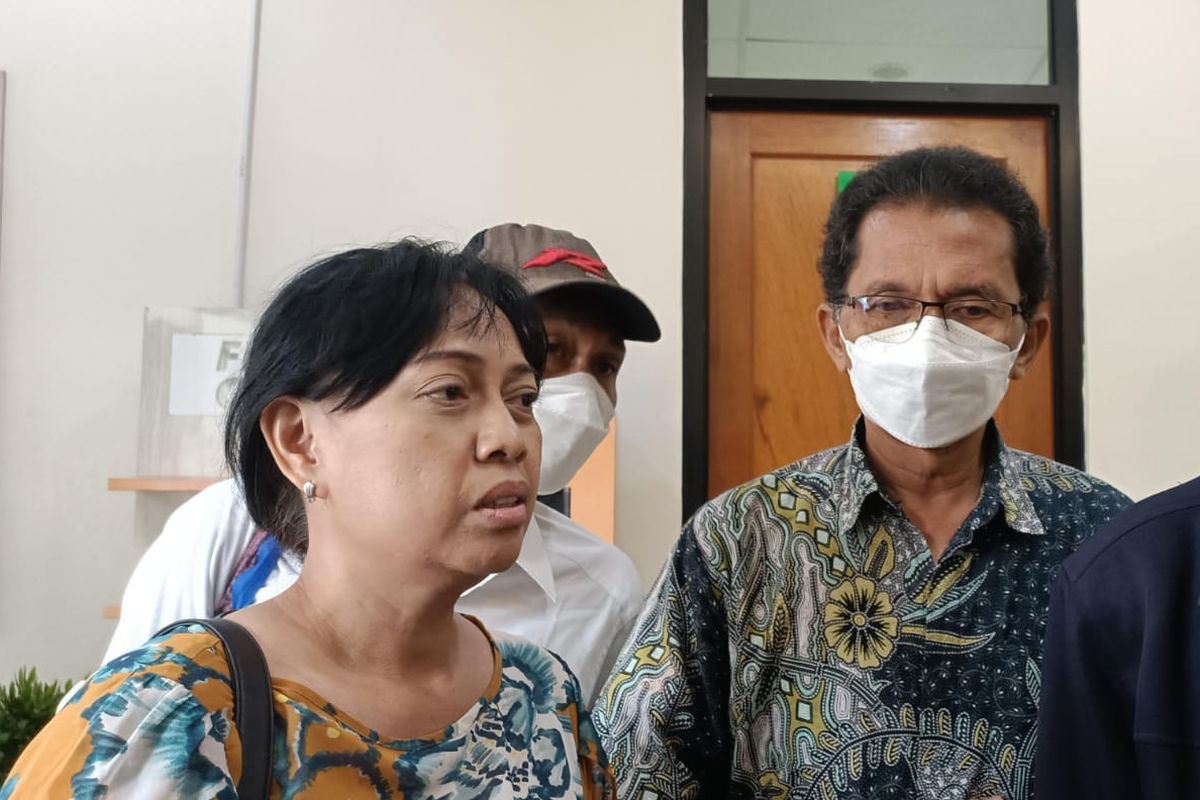 Sepupu dari Angela Hindirati Wahyuningsih yakni Indriatmi (kiri), saat memberikan keterangan soal kecewanya pihak keluarga Angela tentang vonis yang diberikan kepada Muhammad Ecky Listiantho di PN Cikarang, Senin (18/9/2023). Terdakwa Ecky diketahui divonis seumur hidup atas kasus pembunuhan dan mutilasi yang dilakukan kepada Angela.