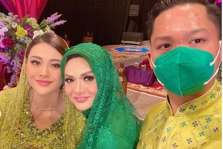 Krisdayanti dan Aurel serta Azriel