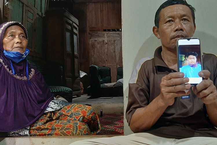 Bani (Menunjukkan Foto Almarhum Sunakip Setiawan) dan Istrinya Wagiyah saat ditemui di Rumahnya Kapanewon Panggang, Gunungkidul Kamis (7/1/2021)