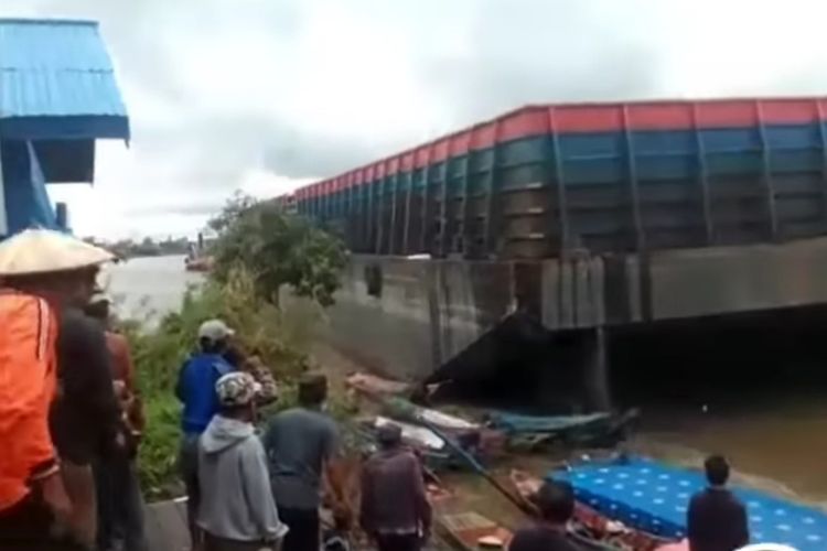 Tangkapan layar video ponton batu bara menabrak perahu nelayan di Desa Liang Ilir, Kecamatan Kota Bangun, Kabupaten Kutai Kertanegara, Kaltim, Selasa (24/11/2020). 