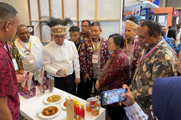 Salah satu booth Badan Usaha Milik Kampung (BUMKam) Sumur Olie Klamono binaan PT Pertamina EP menarik perhatian di ajang Forum Kapnas Papua Maluku 2023 di Sorong. 