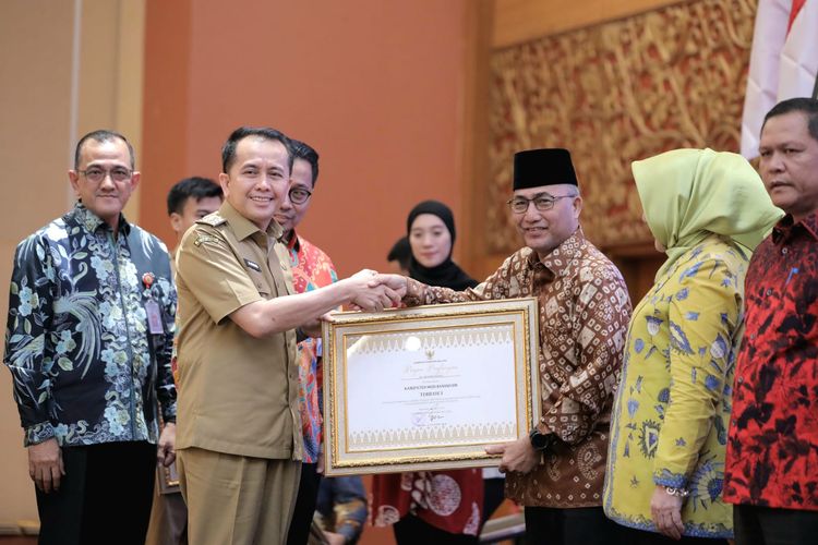 Penjabat (Pj) Gubernur Sumsel Agus Fatoni memberikan penghargaan Anugerah Paritrana Award 2023 Tingkat Sumsel di Hotel Aryaduta, Palembang, Sumsel, Selasa (26/3/2024).