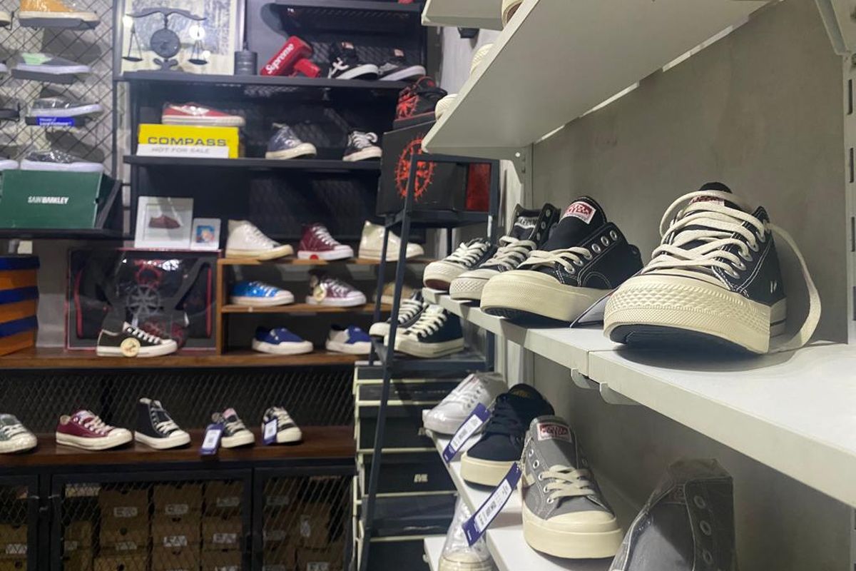 Toko Gudang Warrior sepatu lokal di The Hallway Space di Pasar Kosambi, Bandung. 