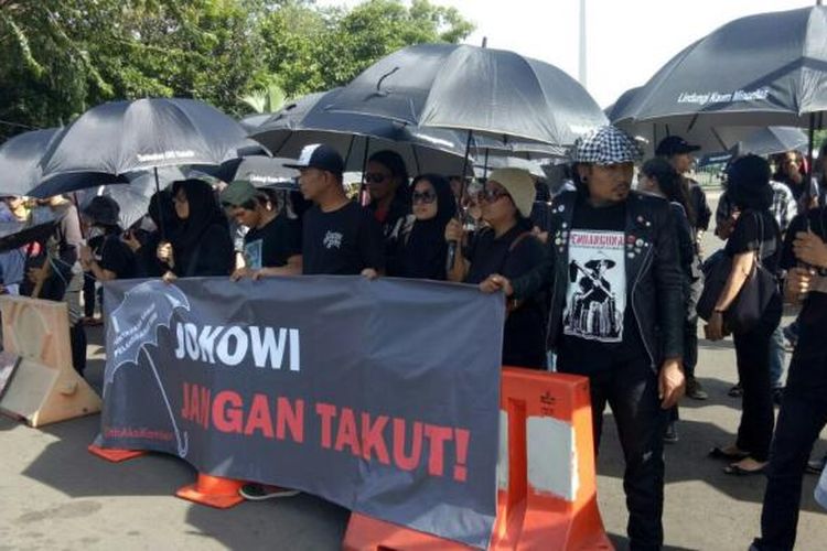 Aktivis HAM, korban dan keluarga korban pelanggaran HAM memperingati 10 Tahun Aksi Kamisan di depan Istana Merdeka, Kamis (19/10/2017).