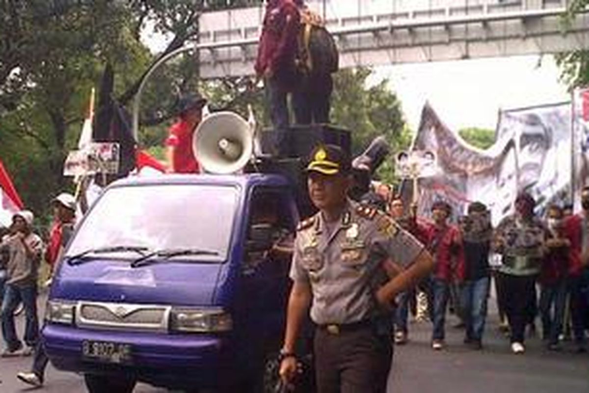 Pengunjuk rasa dari Gerakan Gantung Koruptor (Gagak) melewati Jalan Medan Merdeka Utara di depan Istana Negara, Rabu (20/10/2010).