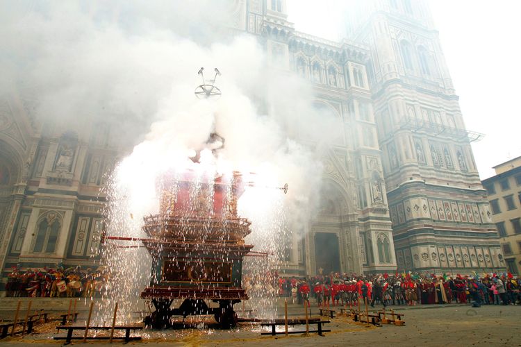 Tradisi Scoppio del Carro saat perayaan Paskah di Florence, Italia