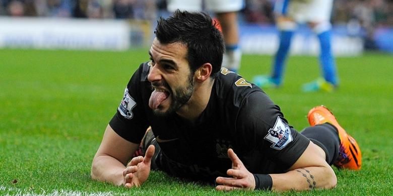 Salah satu reaksi bomber Manchester City, Alvaro Negredo, saat tampil dalam putaran ketiga Piala FA melawan Blackburn Rovers, Sabtu (4/1/2013). 