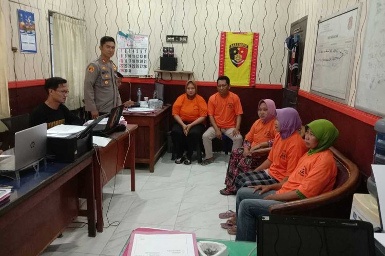 Para tersangka penganiayaan terhadap penjual teh di Kabupaten Bangkalan, langsung ditahan oleh Polres Bangkalan, Selasa (17/1/2023). Dari 8 tersangka, 3 tersangka ditangguhkan penahanannya karena masih menyusui Balita.