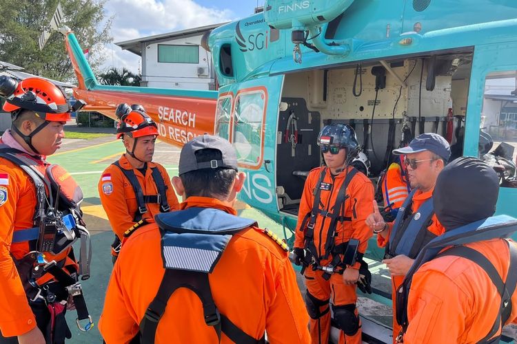 Basarnas Bali Kerahkan KN SAR Arjuna dan Helikopter Bantu Operasi SAR KMP Putri Yasmin yang Terbakar