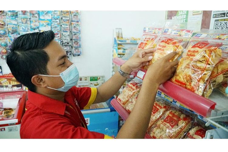 Keripik sukun Koperasi TKI Sahabat Bersama dijual di Alfamart.