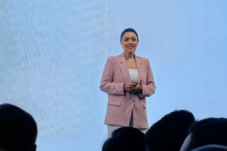 Farangis Sultonzoda, Senior Product Expert Huawei di panggung peluncuran Huawei Watch Fit 5 Series yang digelar di Bangkok, Thailand, Kamis (7/5/2026).