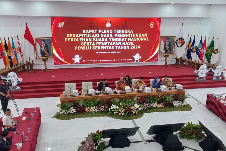 Suasana rapat pleno terbuka rekapitulasi hasil penghtiugnan perolehan suara tingkat nasional serta penetapan haasil pemilu serentak tahun 2024 di Kantor KPU RI, Jakarta, Rabu (28/2/2024).