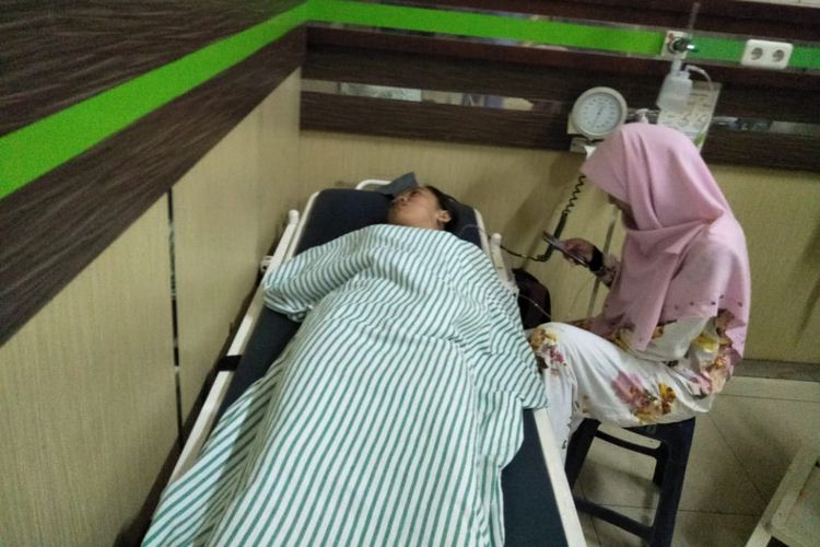Salah seorang korban kecelakaan speedboat menjalani perawatan di rumah sakit AK Gani Palembang.