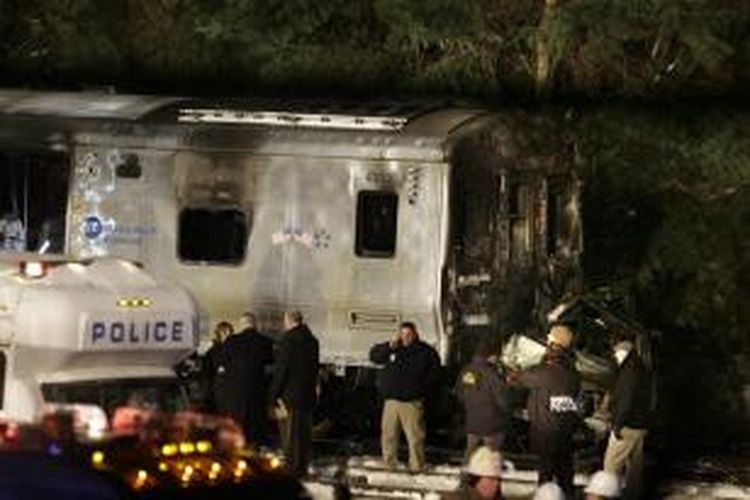 Kepolisian New York memeriksa salah satu gerbok kereta komuter New York yang menabrak sebuah mobil di kawasan Valhalla, pinggiran kota itu. Akibat tabrakan tersebut sedikitnya enam orang tewas.