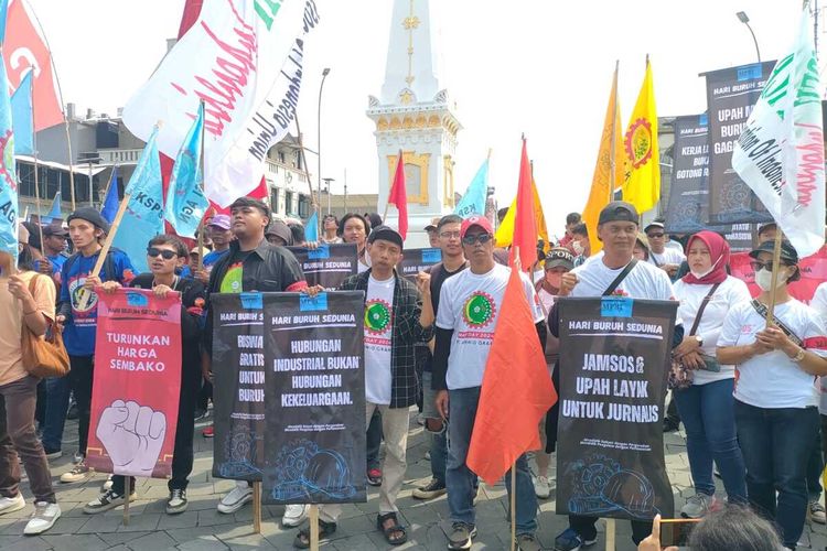 Mayday Buruh saat melakukan aksi di Tugu Yogyakarta, Rabu (1/5/2024)