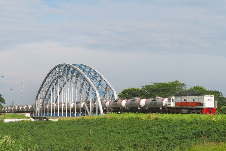 KAI melakukan pemulihan jalur secara intensif Selama 5&times;24 jam nonstop memastikan distribusi logistik serta mobilitas masyarakat tetap terjaga di tengah keterbatasan akses transportasi darat.