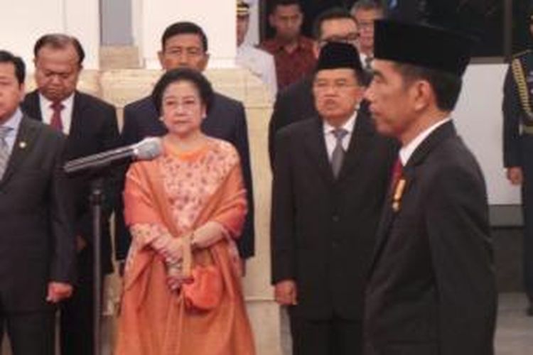 Presiden kelima RI Megawati Soekarnoputri (tengah) menghadiri acara pelantikan lima menteri dan Sekretaris Kabinet di Istana Negara, Rabu (12/8/2015).