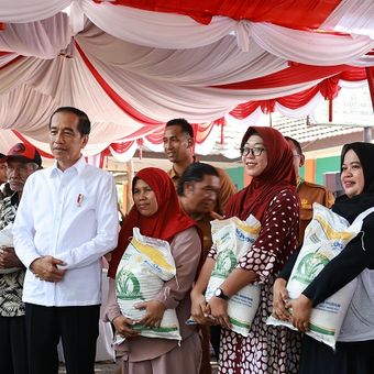 Presiden Joko Widodo (Jokowi) melakukan pengecekan dan penyerahan beras Bantuan Pangan tahap II secara langsung kepada Keluarga Penerima Manfaat (KPM) di Kantor Kecamatan Jombang, Kota Cilegon, Banten, Selasa (12/9/2023). 