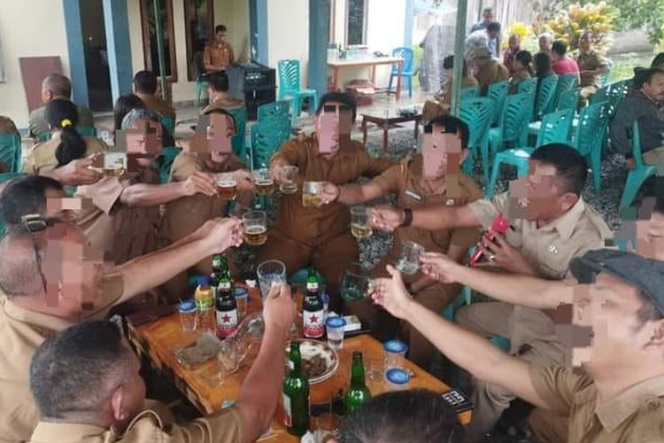 Foto viral ASN di Manggarai Timur minum minuman keras bersama-sama.
